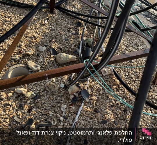 צינורות שחורים וירוקים על גג עם חצץ